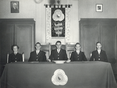 833108 Groepsportret van het bestuur van de Utrechtse studentenvereniging Veritas in het studiejaar 1954-1955. Het ...